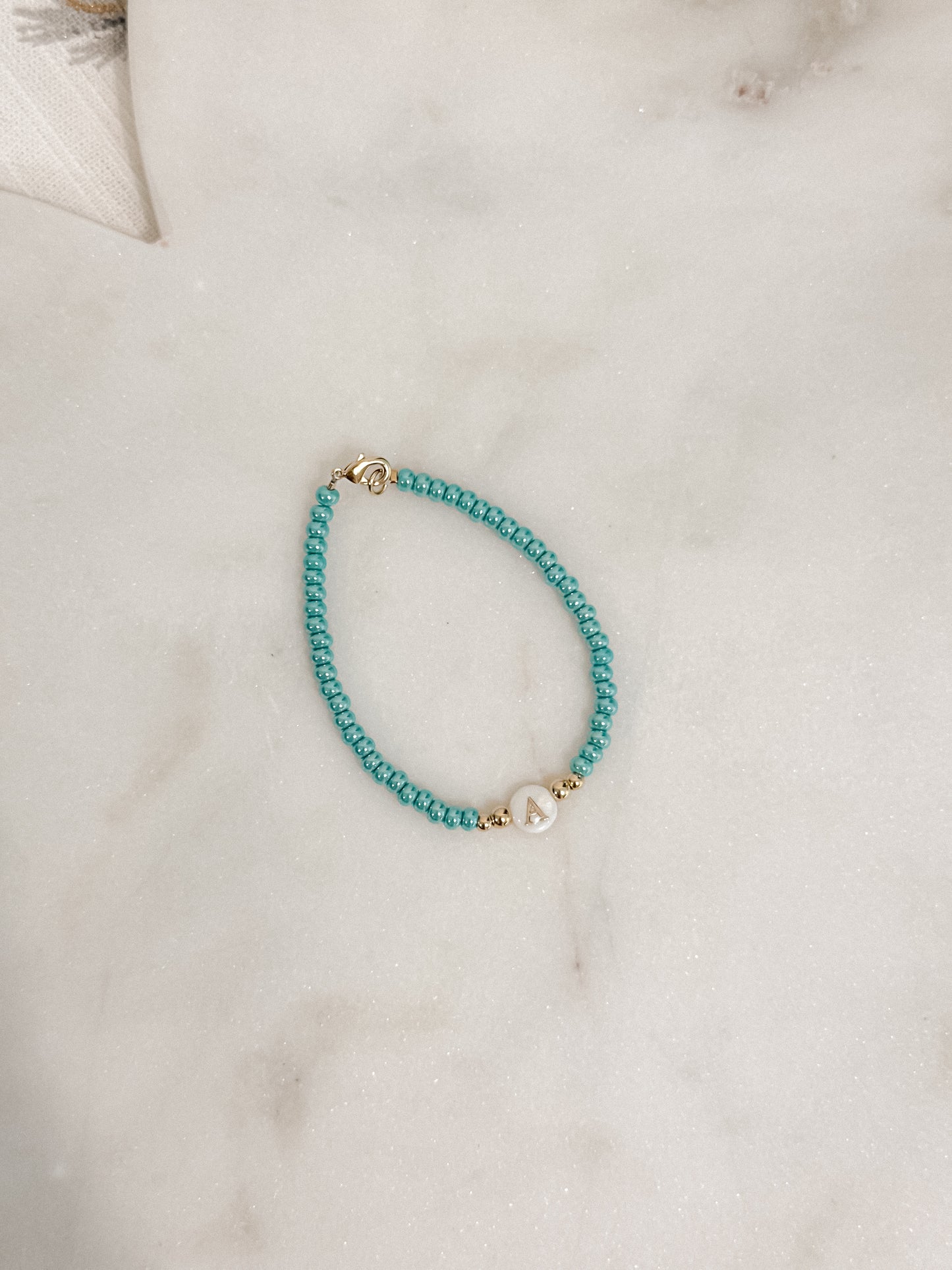 Teal “A” Inicial Bracelet